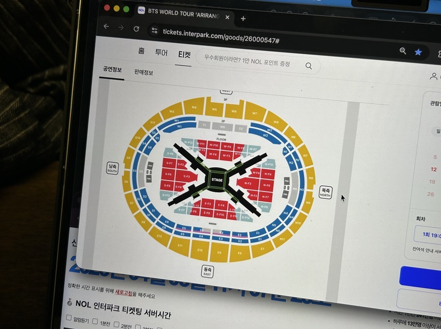 예매 플랫폼의 취소표 판매 방식이 팬들의 일상권을 침해하고 매크로 업자에게 유리한 환경을 조성한다며 예매 플랫폼과 정부 기관을 대상으로 운영 정보 공개 및 공정한 배분 방식 도입을 촉구하는 목소리가 제기됐다. 70여 일간 ‘취케팅’을 하고 있는 황하린 씨는&nbsp;언제 나타날지 모르는 좌석을 선점하기 위해 하루에 4시간 이상씩 모니터 앞을 지켰다. 사진=강은경 기자