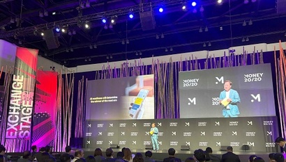 윤호영 카카오뱅크 대표는 2025년 4월 태국에서 열린 글로벌 핀테크 컨퍼런스 ‘머니 2020 아시아’에서 ‘디지털 은행의 성장 전략과 AI 혁신’을 주제로 발표에 나섰다. ​사진=카카오뱅크 제공