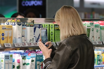 서울 명동의 올리브영 매장에서 외국인들이 화장품을 둘러보고 있다. 사진=박은숙 기자