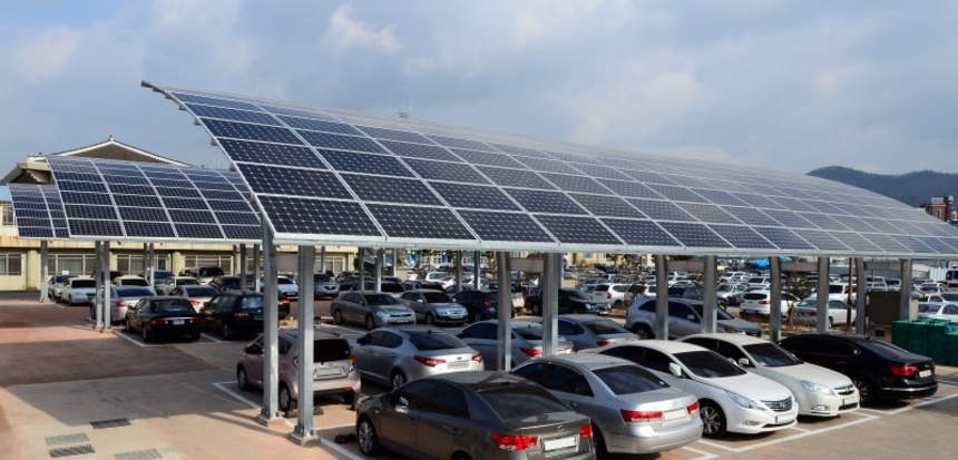 공영주차장 태양광 의무화가 본격적인 시행 단계에 접어들었다. 시민사회는 공공 부지 수익의 사유화를 막기 위해 공공성을 갖춘 주체가 운영해야한다고 주장한다. 사진은 여수시청 주차장에 설치된 태양광 설비. 사진=연합뉴스