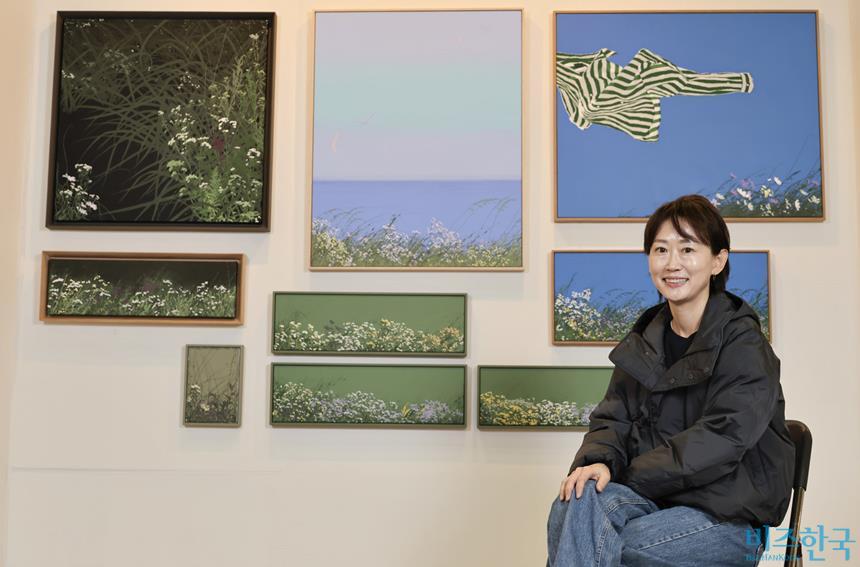 권지현 작가는 산책길에서 만나는 바다, 하늘, 갈매기, 들꽃, 해변의 모래 같은 자연에서 즉흥적으로 포착한 감정을 회화로 담아낸다. 사진=박정훈 기자