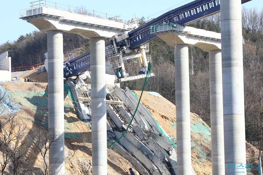 지난해 10명의 사상자가 발생한 세종~안성 고속국도 건설 공사현장 사고 당시 모습. 사진=임준선 기자