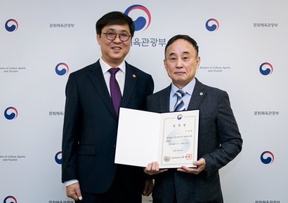 최휘영 문화체육관광부 장관(왼쪽)이 10일 서승만 씨를 국립정동극장 대표이사에 임명하고 임명장을 수여했다. 사진=문화체육관광부 제공