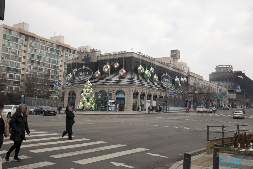 서울 강남구 압구정5구역 재건축 시공권을 두고 현대건설과 DL이앤씨가 맞붙었다. 사진은 압구정5구역 초입에 자리한 압구정 갤러리아백화점 전경. 사진=이종현 기자