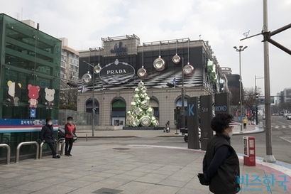 DL이앤씨가 압구정5구역 재건축 시공사 선정 입찰 과정에서 불거진 무단 촬영 논란과 관련해 조합에 사과문을 제출한 것으로 확인됐다. 사진은 압구정5구역 초입 압구정 갤러리아백화점 전경. 사진=이종현 기자