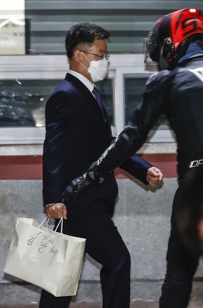 김만배 씨가 2021년 10월 구속영장이 기각돼 서울구치소를 나설 당시 최우향 전 쌍방울그룹 부회장(오른쪽 헬멧 쓴 사람)이 김 씨를 마중하고 있다. 사진=연합뉴스