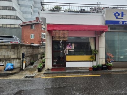 오래된 골목의 노포들이 간판을 달지 않는 이유는 비싼 간판 제작비와 배달 앱 수수료, 과잉 영업을 피하기 위한 현실적인 생존 방식이다. 사진=김상훈 인턴기자