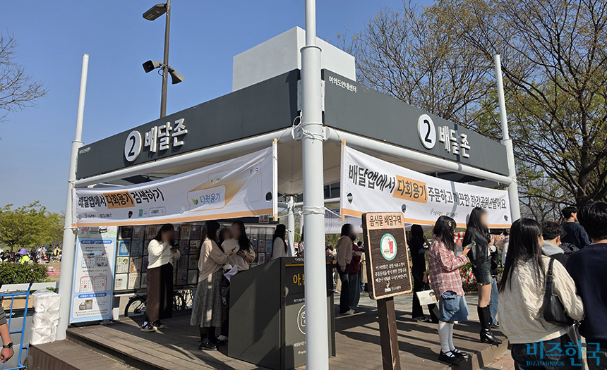 11일, 여의도 한강공원 배달존 2에서 시민들이 배달을 기다리고 있다. 현장에서는 다회용기 주문 이용자를 찾아보기 어려웠다. 사진=정원혁 인턴기자