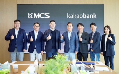 카카오뱅크는 ​4월 3일&nbsp;​MCS그룹과 업무협약(MOU)을 맺고 몽골 진출을 공식화했다.&nbsp;먀그마르자브 간비얌바 MCS홀딩스 공동대표와 윤호영 카카오뱅크 대표(우측부터 세 번째, 네 번째) 등이 기념 촬영을 하는 모습. 사진=카카오뱅크 제공