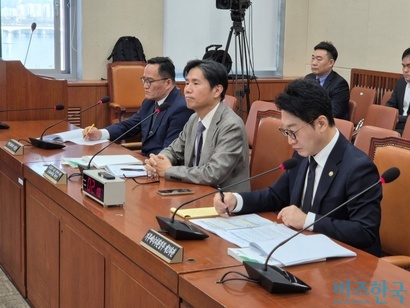 이창훈 국회 기후특위 공론화위원회 위원장(앞줄 가운데)이 4월 13일 국회에서 열린 결과 보고회에서 의원의 질의에 답변하고 있다. 사진=김민호 기자