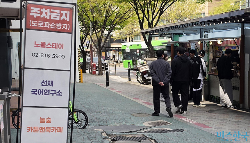 점심시간 노량진 컵밥거리에서 손님들이 음식을 기다리고 있다. 사진=정원혁 인턴기자