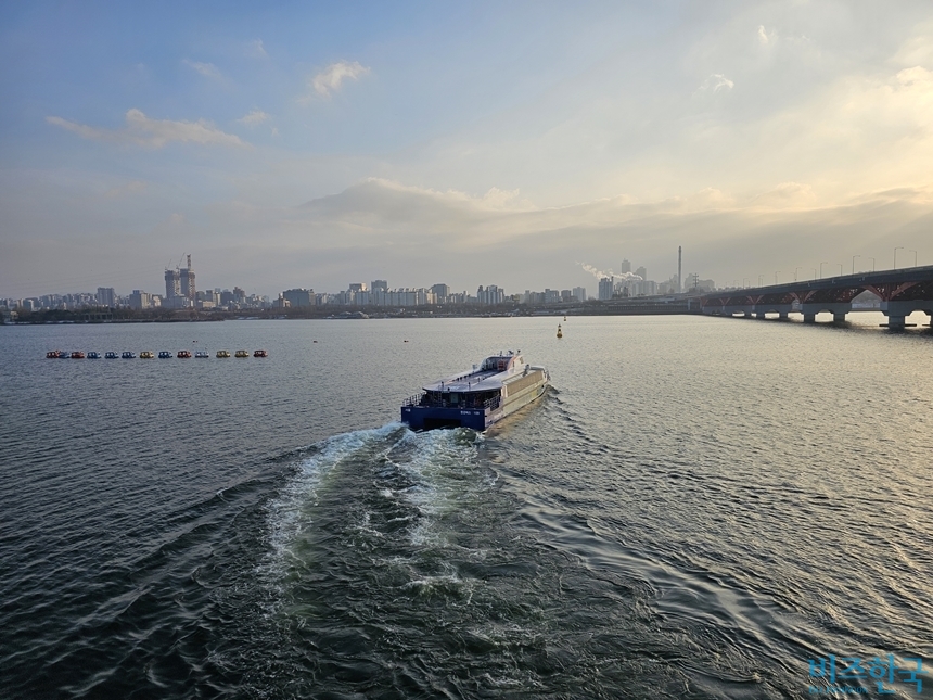 서울 첫 수상 대중교통 사업인 한강버스(사진) 운영사가 운항 첫해인 2025년 142억 원의 순손실을 내며 완전자본잠식 상태에 빠졌다. 사진=차형조 기자