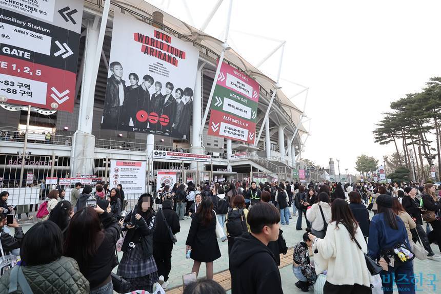 지난 11일 오후 방탄소년단(BTS) 월드투어 ‘아리랑(ARIRANG)’ 첫 공연지인 경기도 고양시 대화동 고양종합운동장이 BTS 팬들로 북적이고 있다. 사진=임준선 기자