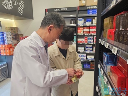 르 메디 약국은 약국 규모에 비해 약사 수가 많아 다른 창고형 약국보다 복약지도가 더 철저하다고 자신한다. 사진은 이천수 르 메디 약국 대표약사가 소비자에게 복약지도를 하는 모습. 사진=최영찬 기자