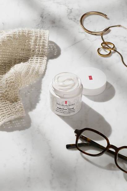 엘리자베스아덴이 다양한 환경에 맞춰 데일리로 사용할 수 있는 에잇아워®크림 얼티밋 리페어 모이스춰라이저를 새롭게 선보인다. 사진=엘리자베스아덴 제공