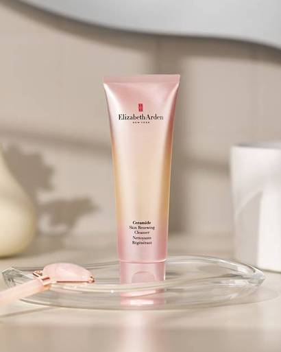 엘리자베스아덴이 새롭게 출시한 세라마이드 스킨 리뉴잉 클렌저는 단순한 세안을 넘어선 멀티 제품으로, 스킨케어의 첫 단계를 피부 회복의 순간으로 변화시킨다. 사진=엘리자베스아덴 제공