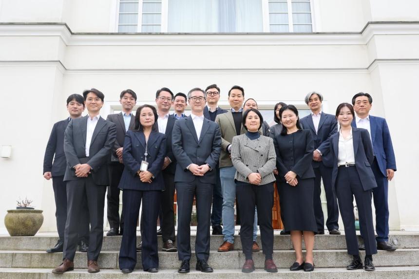 ‘한-독 투자자 네트워크-첫 만찬(Korea–Germany Investors Network – Inaugural Dinner)’ 참석자들이 기념사진을 찍었다. 사진=주독한국대사관 제공