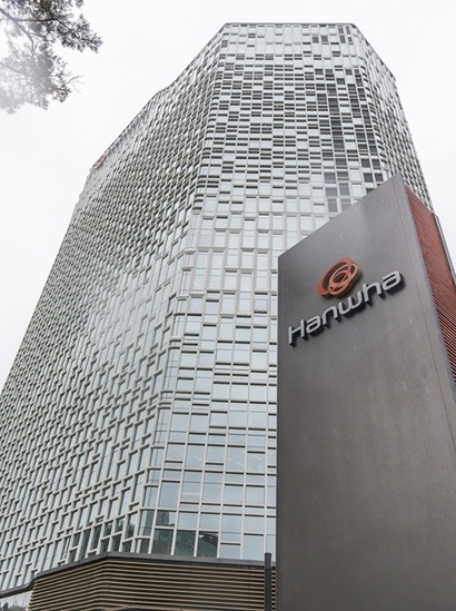 대규모 유상증자 계획으로 논란을 빚었던 한화솔루션이 증자 규모를 6000억 원가량 줄이기로 했다. 사진=최준필 기자