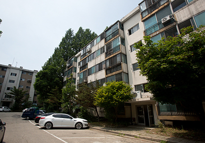 4월 13일부터 4월 17일까지 서울시 주거 매물 실거래가 집계 결과 주간 실거래가 2위를 차지한 강남구 개포동 개포주공아파트 전경. 사진=비즈한국 DB