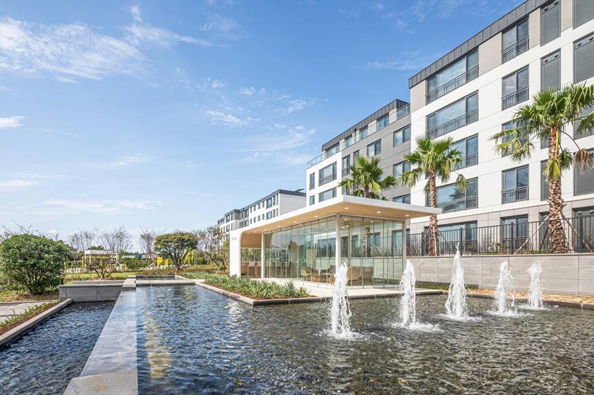 ‘한화포레나 제주에듀시티’가 새 단장을 마치고 재분양한다. 현재 준공이 완료되어 즉시 입주할 수 있다. 완공된 한화포레나 제주에듀시티 단지 내 전경. 사진=한화 제공