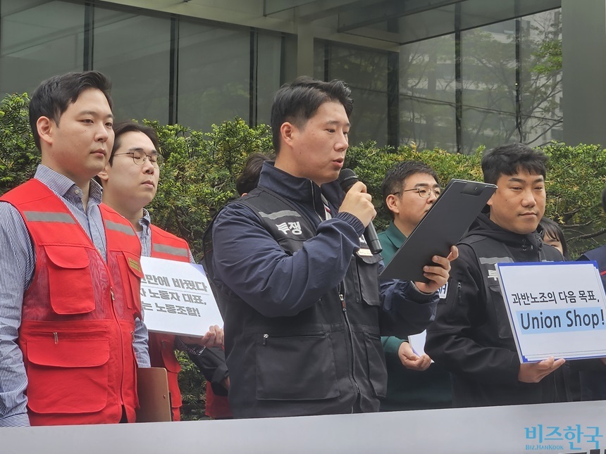 삼성전자 노조는 지난 17일 서울 서초사옥 앞 기자회견을 통해 과반노조 지위 확보를 공식 선언했다. 발언하는 최승호 삼성그룹초기업노조 삼성전자 지부 위원장. 사진=최영찬 기자