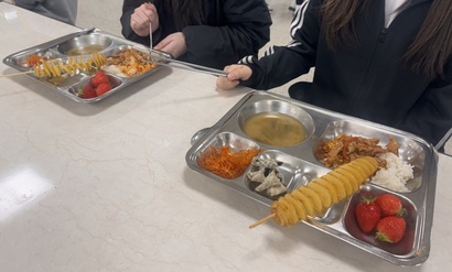 학교 공공 급식이 아이들 입맛에 맞춰달라는 학부모들의 민원으로 무너지면서 건강은 뒷전이라는 지적이 나온다. 사진은 한 여자중학교의 점심 급식. 사진=독자 제공