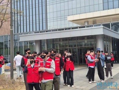 삼성바이오로직스 상생노동조합원들이 22일 사업장 집회에 참석하고 있다. 세계적인 록밴드의 노래가 흘러나오고 조합원끼리 사진을 찍는 등 기존 노조 집회와는 분위기가 사뭇 달랐다. 사진=최영찬 기자