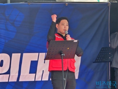 박재성 상생노동조합 위원장이 집회 무대에 올라 사측에 신뢰 회복을 위한 조치를 요구하고 있다. 사진=최영찬 기자