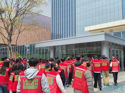 ​삼성바이오로직스 노동조합원들이&nbsp;​집회를 마친 후 회사로 복귀하고 있다. 사진=최영찬 기자
