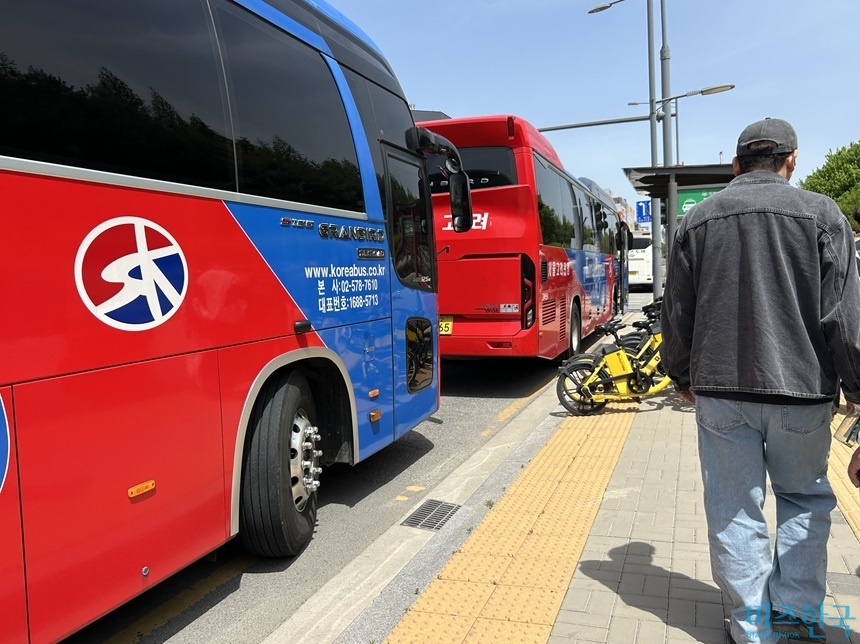 이날 삼성전자 평택캠퍼스 인근 도로에는 전국 각지에서 조합원들을 실어 나른 셔틀버스와 고속버스가 주차돼 있었다. 사진=강은경 기자