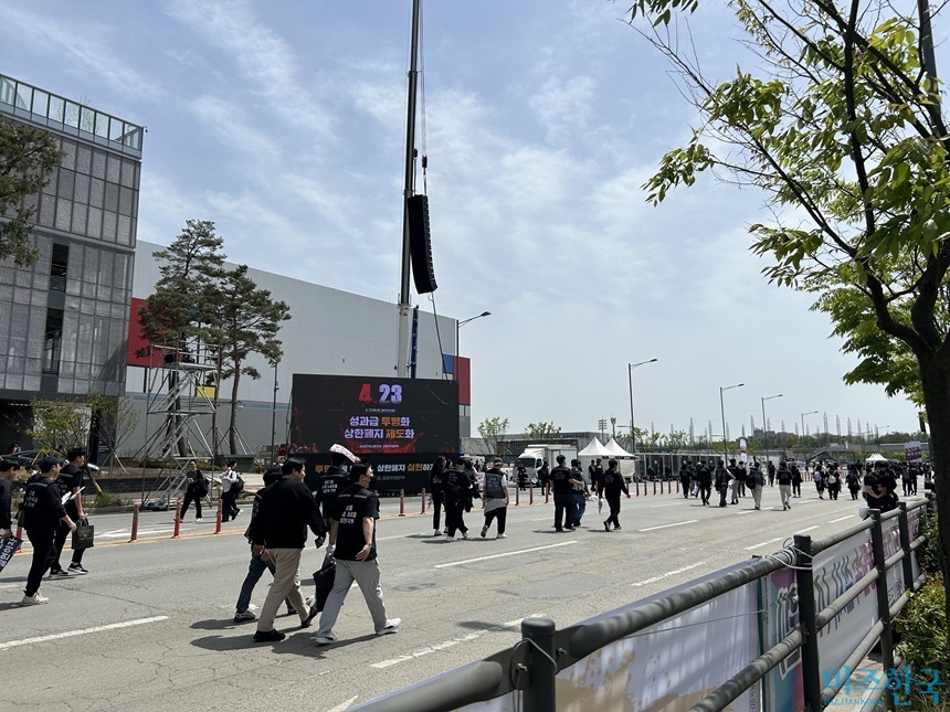 23일 경기 삼성전자 평택캠퍼스 내 메인 행사장으로 향하는 조합원들. 사진=강은경 기자