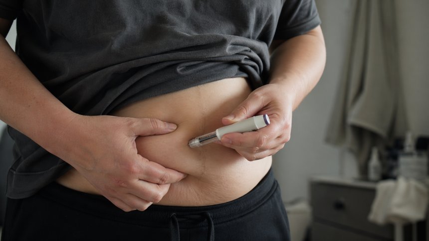 비만약 투약 중단 뒤 체중이 빠르게 회복되는 생리학적 반동이 확인되었고, 배달 음식과 초가공식품이 일상이 된 현대 사회에서 개인에게 ‘덜 먹고 더 움직이라’는 구호만 외치는 것은 현실성이 떨어진다. 사진=생성형AI