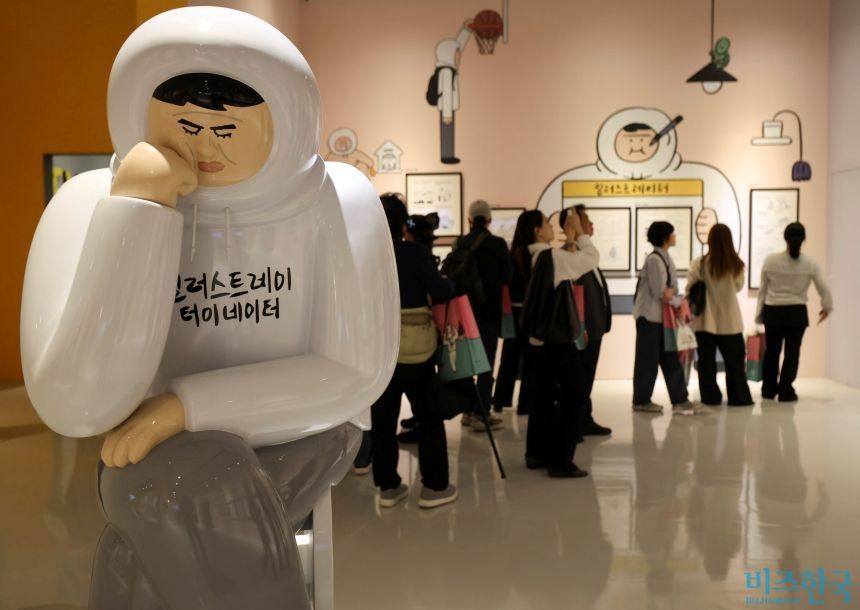 전시장 초입에서 관람객들을 맞이하는 고민하는 거대 키크니 상. 사진=박정훈 기자