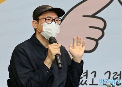 오늘만은 탈을 벗고 안경과 마스크 차림으로 등장한 키크니 작가. 사진=박정훈 기자