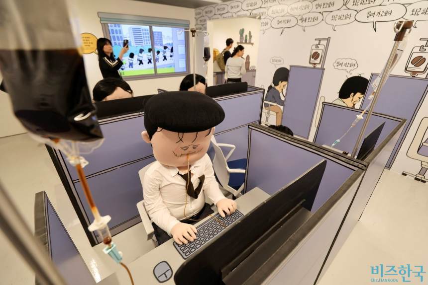 커피로 수혈하며 좀비처럼 앉아 있는 대한민국 직장인들. 사진=박정훈 기자