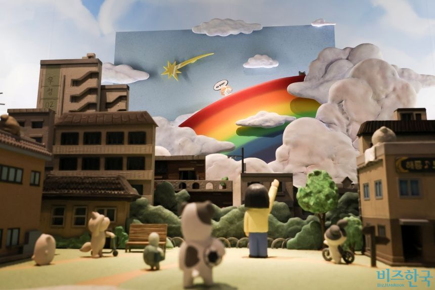 세상을 떠난 반려견이 눈이 안 보이는 걸 걱정하는 반려인에게 무지개 에스컬레이터를 건너가며 손을 흔들고 있다. 사진=박정훈 기자