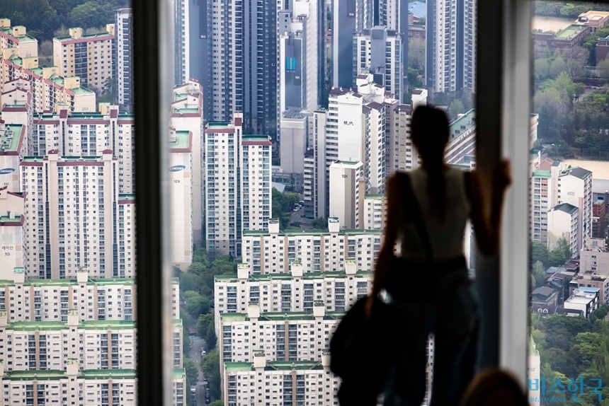 올해 1분기 서울에서 생애 처음으로 집합건물을 사들인 2030세대가 5년 만에 가장 많았던 것으로 나타났다. 사진은 롯데월드타워에서 바라본 서울 시내 아파트 전경. 사진=최준필 기자