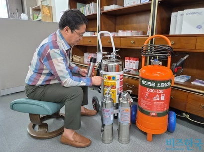 김성호 이지에스플러스 대표가 가정용, 휴대용 제품 등 자사 소화기 제품을 설명하고 있다. 사진=최영찬 기자