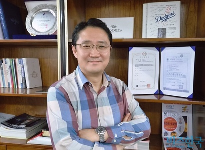 김성호 이지에스플러스 대표는 전기차 배터리 화재를 소화하는 약제를 생산해 국내 최초로 공식 시험성적서를 받았다. 현재 ​TSMC, BYD 등에 공급을 타진하고 있다. 사진=최영찬 기자