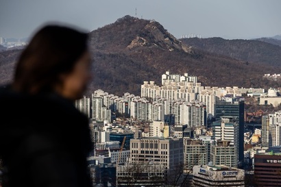 서울 용산구 남산에서 바라 본 서울 시내 아파트 단지 스케치. 사진=최준필 기자