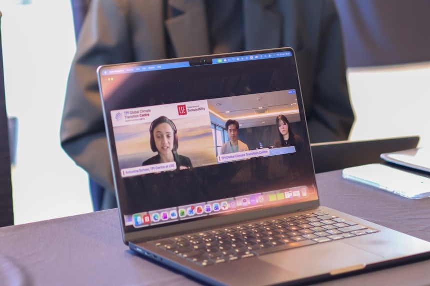 안토니나 쉬어 TPI센터 정책부국장과 화상으로 인터뷰하고 있다. 사진=녹색전환연구소 제공