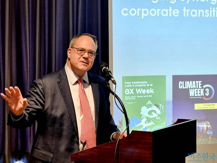 지난 23일 ‘국가 및 기업 전환계획 간 시너지 확대: 한국 사례 조명’ 세미나에 참석한 로버트 파탈라노 교수. 사진=김민호 기자