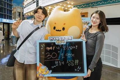 키자니아 서울점에서 열린 ‘현대제철과 함께 철들자’ 이벤트 참가자들이 사진촬영을 하고 있다. 사진=현대제철 제공