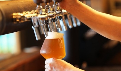 업계에서는 일부 업체의 편의점 유통 진출이 수제맥주에 대한 인식 왜곡으로 이어졌다고 지적한다. 사진=어메이징브루잉컴퍼니 홈페이지