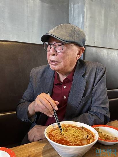 “먹고 살기 힘든 시절을 살면서 끼니만 때우면 됐지 뭘 찾아 먹을 겨를이 어디 있었나. 짬뽕이나 한 그릇 하자고.” “밥상 아래 문화로” 여겨지던 만화를 밥상 위에 올리기 위해 한평생 애쓴 조관제 한국만화영상진흥원 이사장을 ‘만화가의 소울푸드’ 첫 인터뷰이로 삼았다. 사진=필자 제공