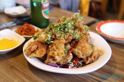 짬뽕과 짜장면, 유린기를 권하시길래 얼른 맥주를 덧붙였다. 사진=필자 제공