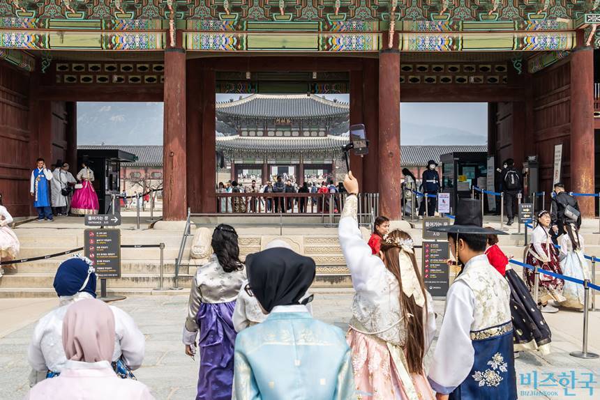 방탄소년단(BTS)의 서울 광화문광장 컴백 공연 이후인 지난 3월 27일 서울 종로구 경복궁에 수많은 외국인 관광객들이 방문하고 있다. 사진=최준필 기자