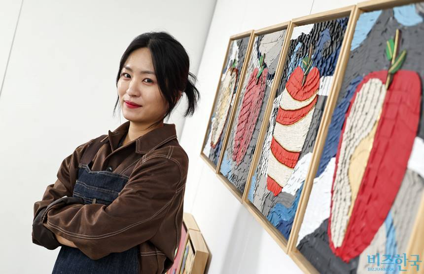 서제아 작가는 작가로 성장하면서 겪었던 아픔과 자신 또래가 통과의례처럼 겪어낸 성장통을 가죽 재료에 은유적 표현으로 담는다. 사진=박정훈 기자