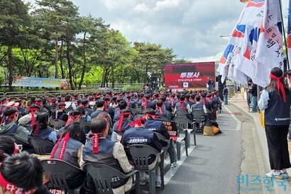 국회 농해수위의 법안 심사 소위가 열렸던 4월 28일 전국금융산업노조 NH농협지부가 국회 앞에서 농협법 개정안 반대 시위를 열었다. 사진=심지영 기자