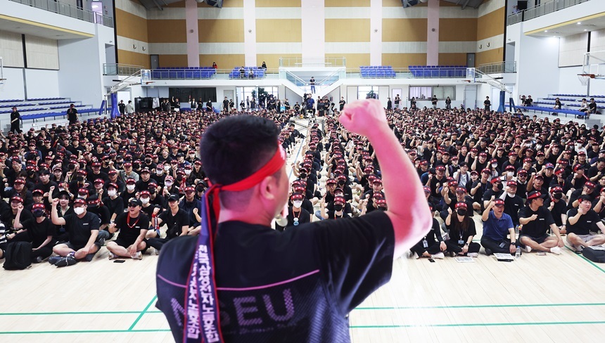 노사 간 이익 공유와 공정 보상을 전면에 내세운 노조는 “이번엔 다르다”며 총파업의 동력을 결집하고 있다. 2024년 7월 22일 삼성전자 노조의 첫 파업 당시. 사진=연합뉴스